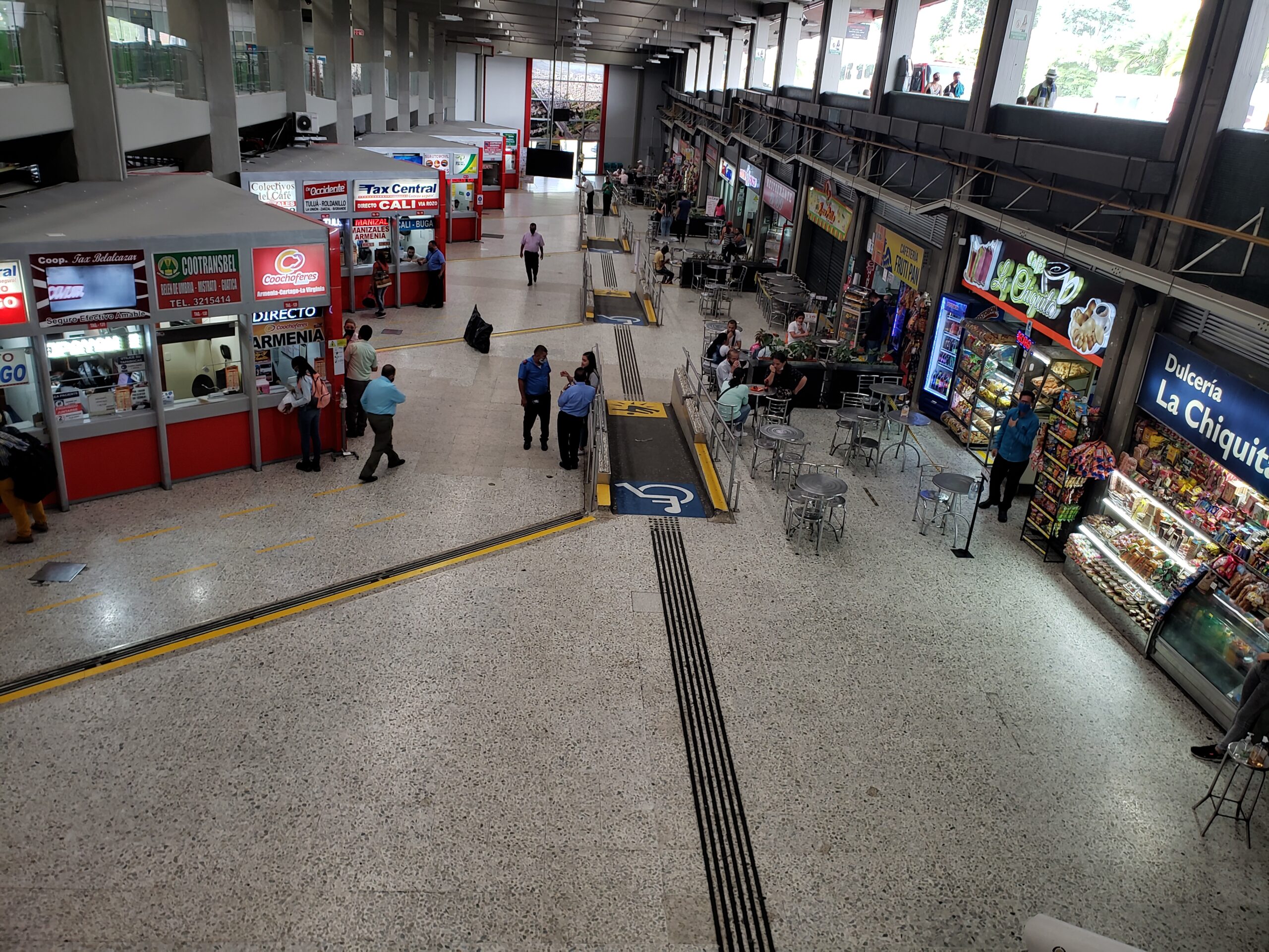 Taquillas del primer nivel del Terminal de Transporte de Pereira